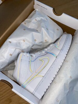 AIR JORDAN 1 MID SE 'IRIDESCENT TRIM'  - immagine 2