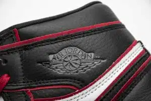 AIR JORDAN 1 RETRO HIGH OG 'BLOODLINE'  - immagine 5