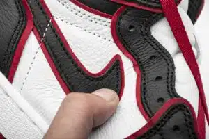 AIR JORDAN 1 RETRO HIGH OG 'BLOODLINE'  - immagine 6