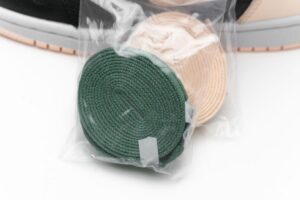 REPLICA AIR JORDAN 1 RETRO HIGH OG GS 'CRIMSON TINT' - immagine 3