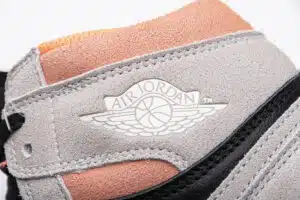 AIR JORDAN 1 RETRO HIGH OG 'GRIGIO NEUTRO'  - immagine 2