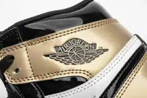  AIR JORDAN 1 RETRO HIGH OG NRG 'GOLD TOP 3' - immagine 3