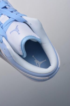  JORDAN 1 LOW WHITE 'ICE BLUE' - immagine 10