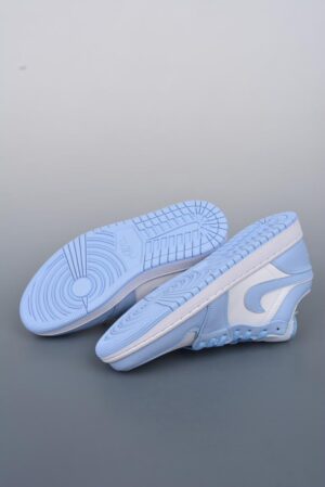  JORDAN 1 LOW WHITE 'ICE BLUE' - immagine 5