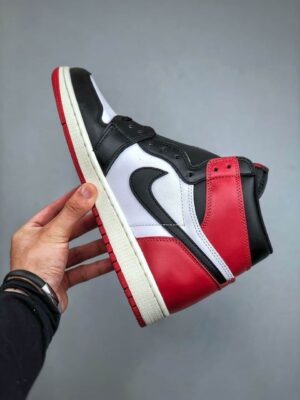 JORDAN 1 RETRO HIGH OG ‘BLACK TOE’ REIMAGINED  - immagine 8