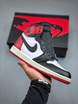 JORDAN 1 RETRO HIGH OG ‘BLACK TOE’ REIMAGINED  - immagine 9