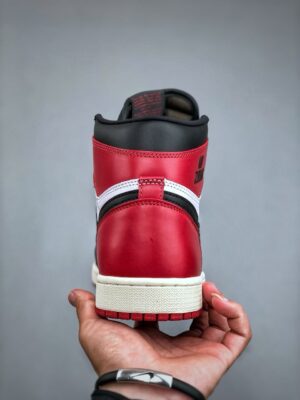 JORDAN 1 RETRO HIGH OG ‘BLACK TOE’ REIMAGINED  - immagine 4