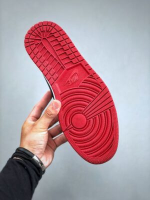 JORDAN 1 RETRO HIGH OG ‘BLACK TOE’ REIMAGINED  - immagine 3