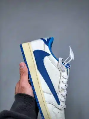 JORDAN 1 RETRO LOW OG SP FRAGMENT X TRAVIS SCOTT SAIL 'MILITARY BLUE'  - immagine 5