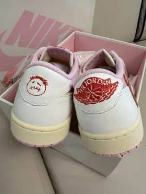JORDAN 1 RETRO LOW OG SP TRAVIS SCOTT SAIL ‘TROPICAL PINK’ - immagine 3