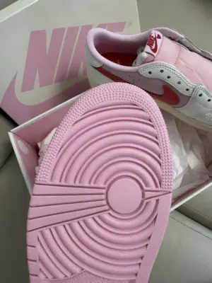 JORDAN 1 RETRO LOW OG SP TRAVIS SCOTT SAIL ‘TROPICAL PINK’ - immagine 2