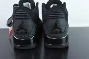  JORDAN RETRO 3 'BLACK CAT' (2025) - immagine 4