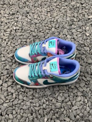  SB DUNK LOW FUTURA LABORATORIES 'BLEACHED AQUA' - immagine 2